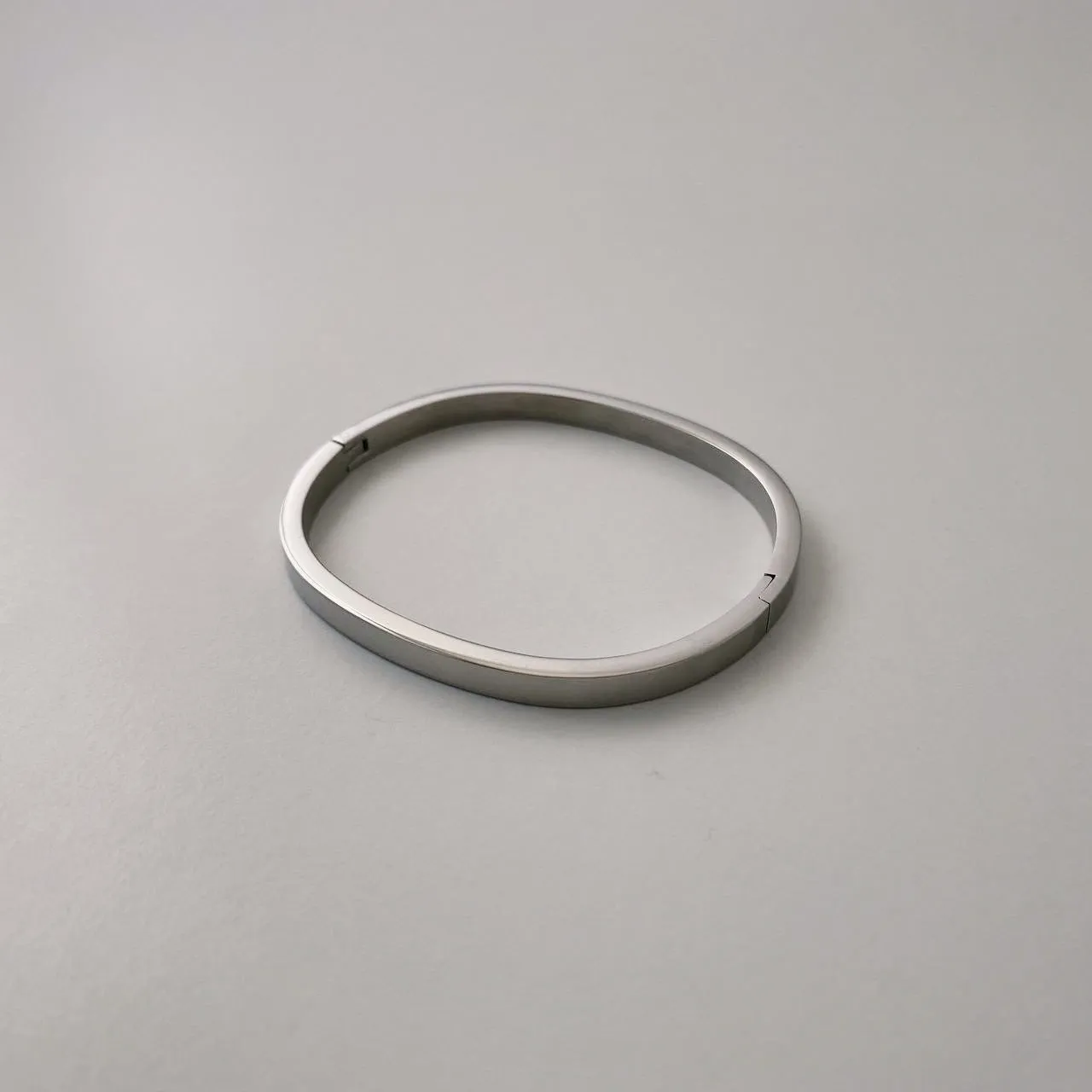 OTTO CLASSIC OVAL MINI BANGLE (4MM)