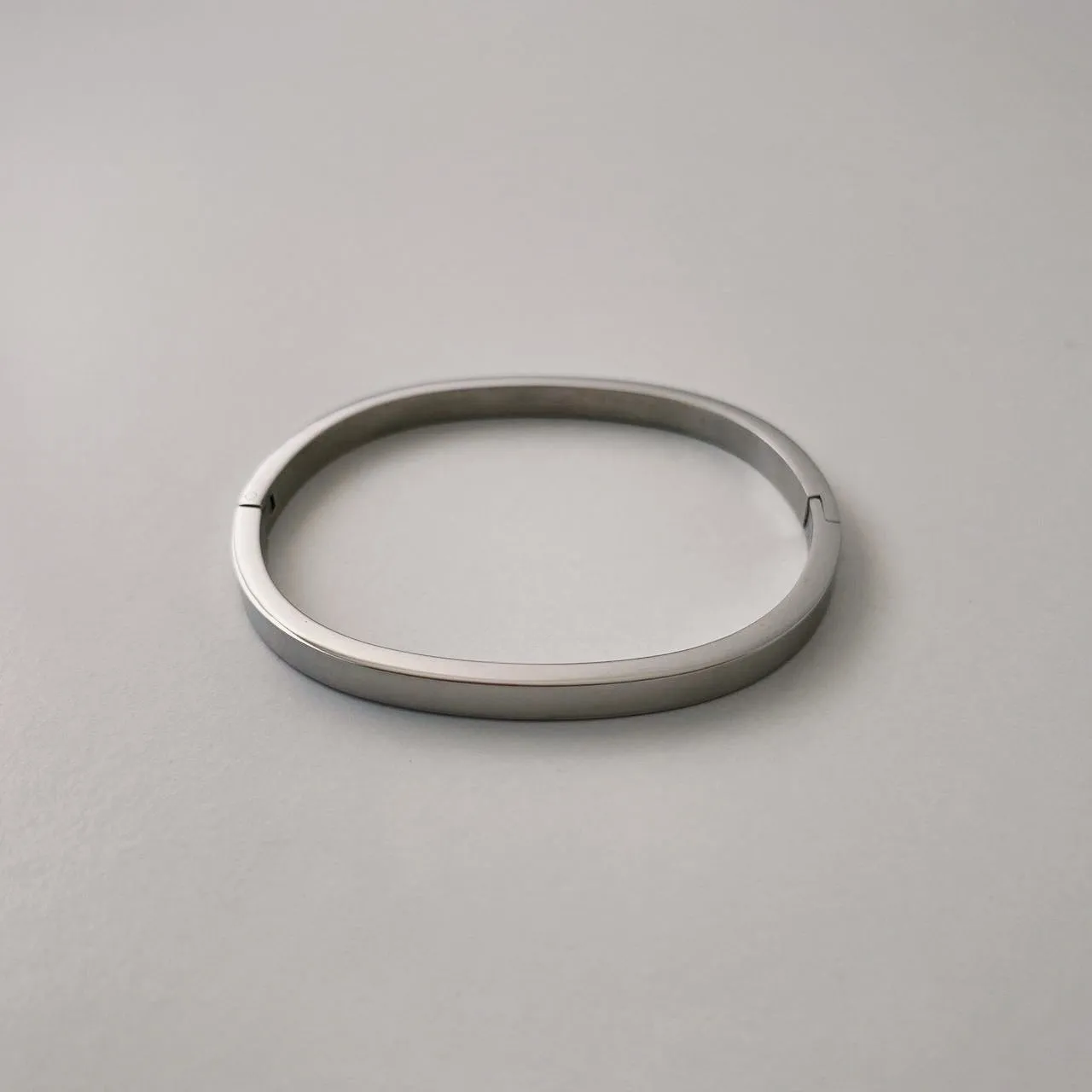 OTTO CLASSIC OVAL MINI BANGLE (4MM)